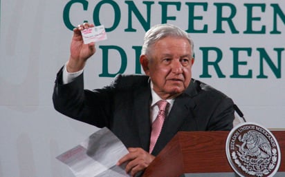 AMLO exhibe tarjeta que entregan en Guadalajara