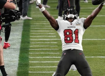 Antonio Brown supera el examen físico y renueva con los Buccaneers