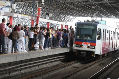 Se descarrila vagón de metro, pasajeros son desalojados