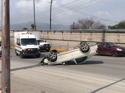 Termina volcado en el puente de AHMSA