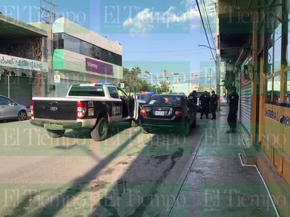 Policía acude de civil a exigirle dinero a su esposo afuera de cantina y la vapulea en Monclova 