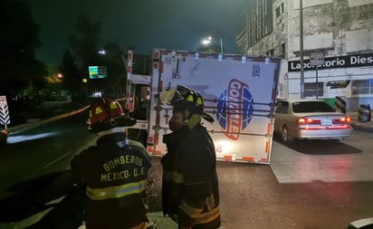 Tráiler cargado de detergente vuelca en Circuito Interior