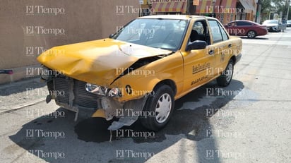 Taxi le pega a camioneta en Monclova