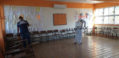 Limpian y sanitizan secundaria por el  regreso a las aulas