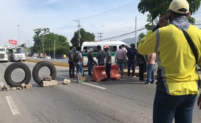 Con bloqueos exigen liberación de estudiantes de Mactumactzá