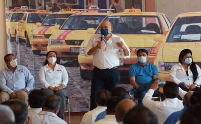 Respaldan taxistas a Javier Villacaña