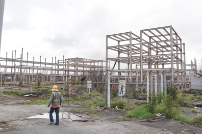 Desmantelan inconcluso edificio en AHMSA planta uno