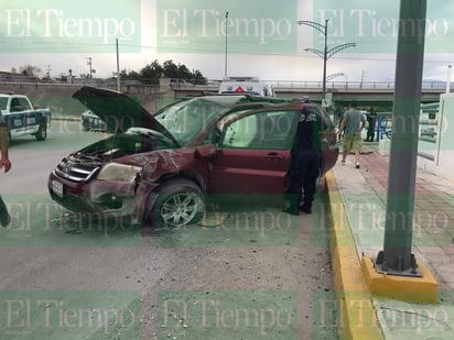 Vuelca en la Avenida Susan Lou Pape en Monclova 