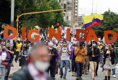 Una marea blanca toma las calles de Colombia en protesta contra las protestas