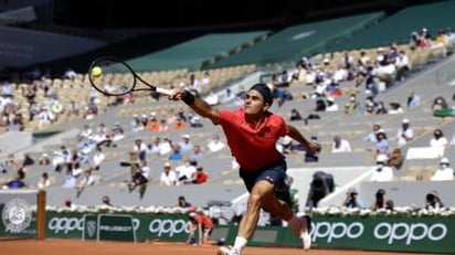 Federer brilla en su regreso a París y Osaka huye de la presión