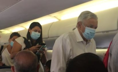 AMLO: Aborda vuelo a Veracruz para encabezar Día de la Marina Nacional