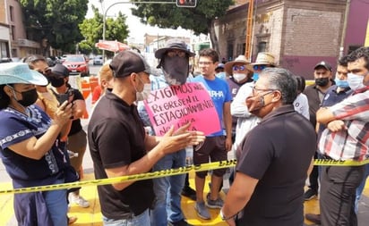 Vecinos y locatarios bloquean avenida en SLP; piden estacionamiento