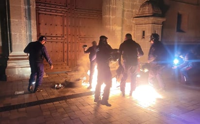 Maestros incendian llantas frente a Puerta Central de Palacio Nacional