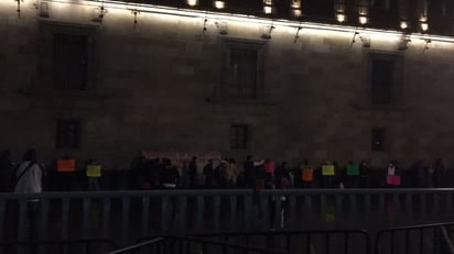 Protestan campesinos y trabajadores de Notimex en Palacio Nacional