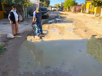 Provocan fuga de agua  vecinos de la Diana Lura 