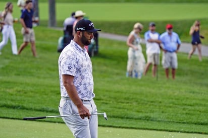 Rahm, positivo de COVID-19, abandona el torneo que lideraba en tercera ronda