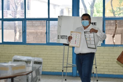 Vota Horacio de Hoyos, candidato del PAN a la alcaldía de Castaños