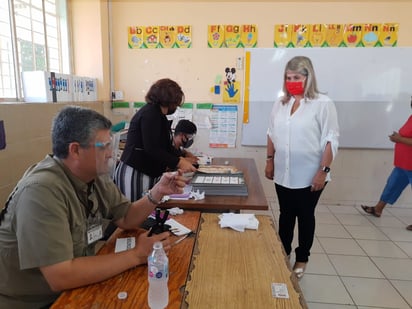 Emite su voto Gladys Ayala, candidata del PRI por el distrito 02