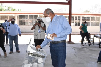 Emite su voto Mario Dávila, lo acompañó su familia y Alfredo Paredes