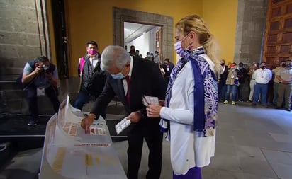 '¡Qué viva la democracia!': AMLO vota este domingo 6 de junio