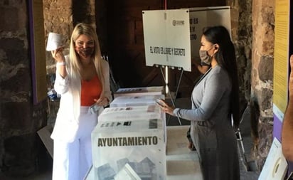 Electores llaman 'prepotente' a candidata por meterse en la fila