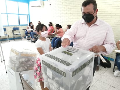 Emite su voto alcalde de Castaños