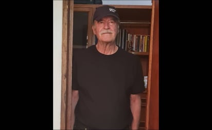 Vicente Fox sale a votar vestido de negro