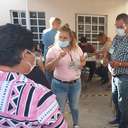 Las sorprenden tomando fotos a las boletas electorales