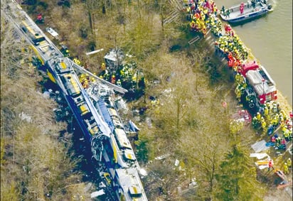 Chocan trenes en Paquistán;  reportan al menos 25 muertos