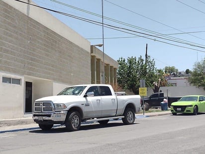 Dañan camioneta de panista, lo acusan de comprar votos en Monclova