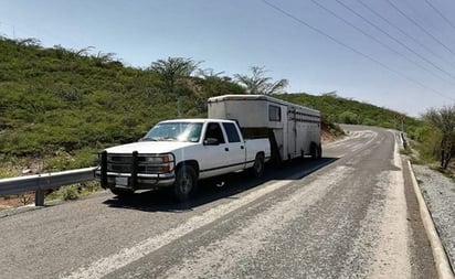 Rescatan a 96 migrantes abandonados en un remolque en Hidalgo