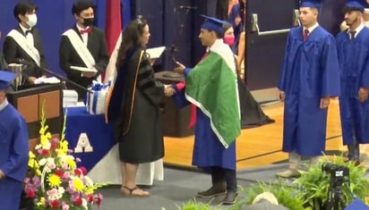 Joven que usó bandera de México en graduación en EU recibe su diploma