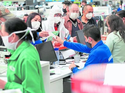 Colombia apuesta por reabrir la economía en medio de lo peor de la pandemia