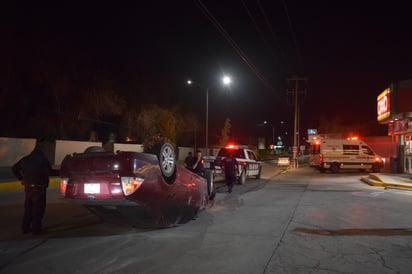 Termina volcada en la Av. Acereros en Monclova 