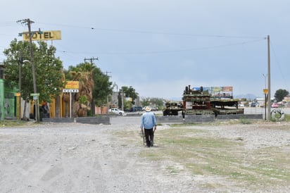 Bloquea ciudadano avenida Revolución en Castaños