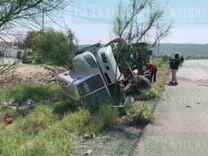 Tráiler termina volcado en la Curva del Diablo en Monclova 