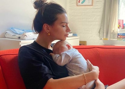 Critican a Emily Ratajkowski por la manera en que carga a su hijo