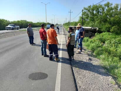 Distraído conductor provoca volcadura en San Buenaventura