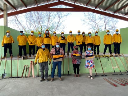 Estrenan uniformes brigada forestal de incendios de SB