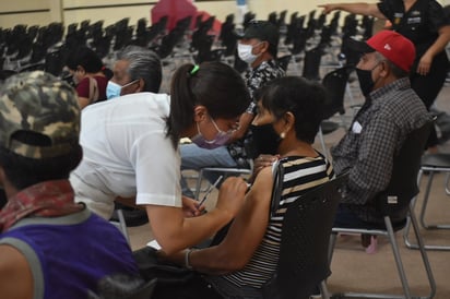 Aplican 1,000 vacunas antiCOVID-19 a rezagados de Monclova 