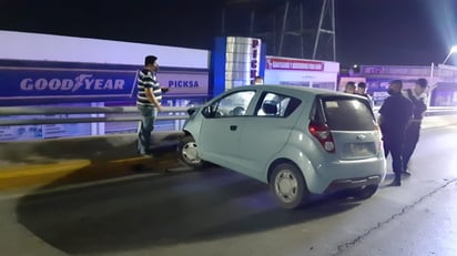 Automóvil es abandonado sobre el Pape en Monclova 