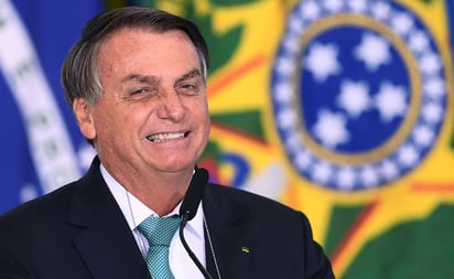 Bolsonaro es recibido en avión entre gritos de 'mito' y 'genocida'