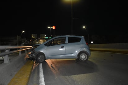 Choca y abandona vehículo en puente de Monclova