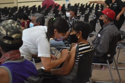 Aplican mil dosis antiCOVID-19 a etapas rezagadas de 50 y más en Monclova