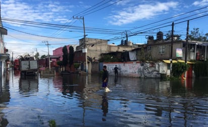 Calles de Neza amanecen bajo el agua