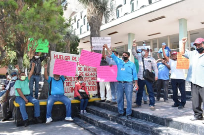 Por falta de pensiones, arrancan huelga de hambre en el IMSS de Monclova