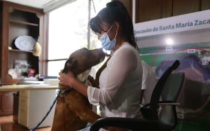 Entregan a Spay a su familia; fue rescatado del socavón de Puebla