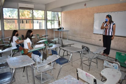 Vacunan a docentes de planteles piloto en Frontera 