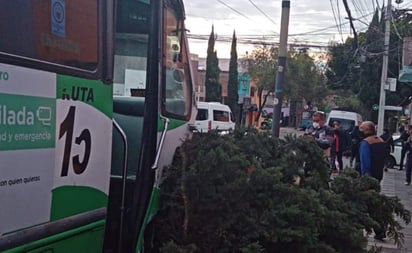 Camión de pasajeros genera choque en CDMX