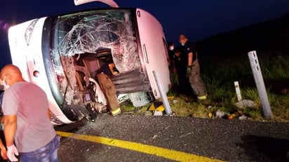 Mueren 9 personas tras volcadura de camión de pasajeros en Tamaulipas